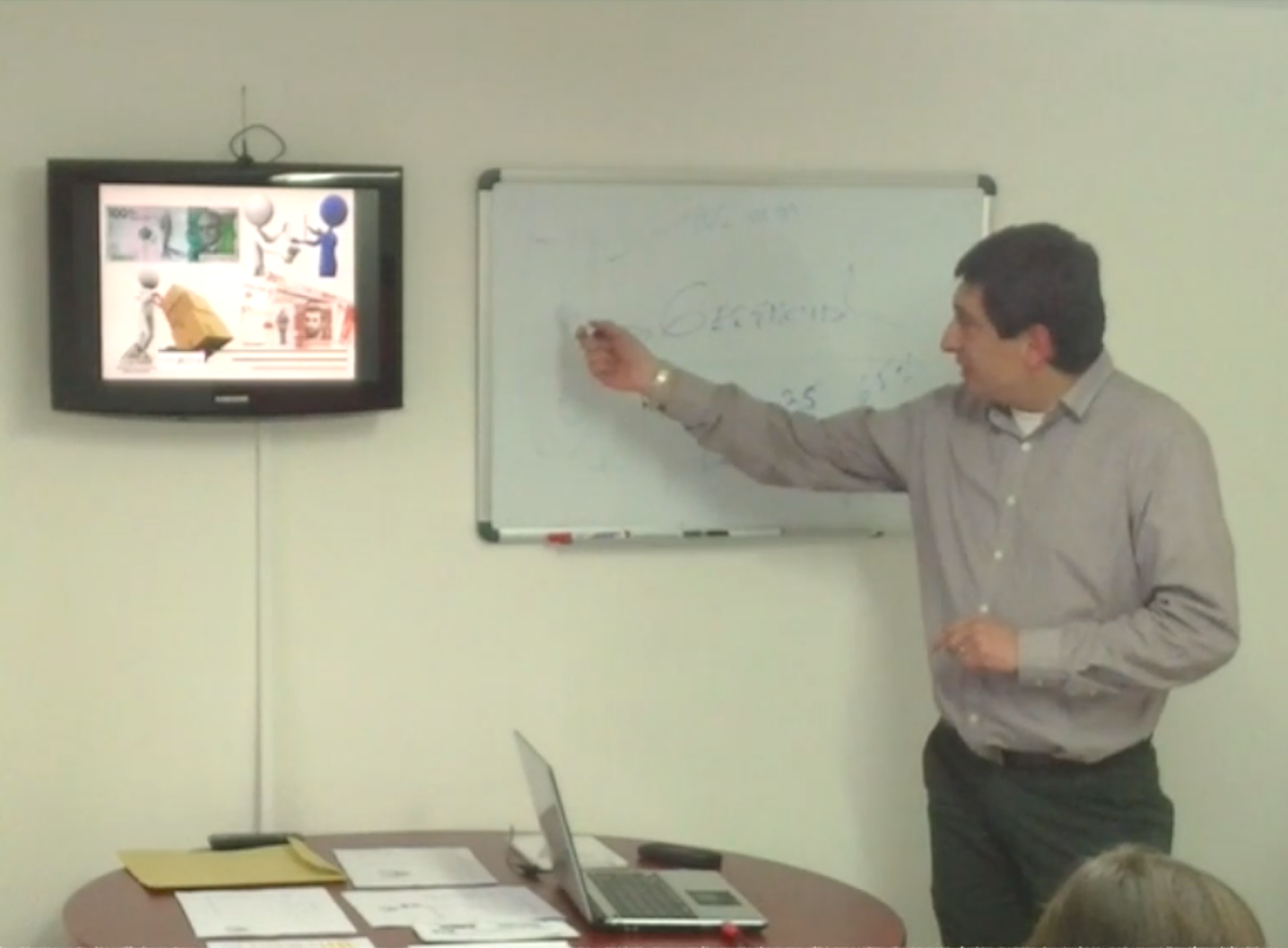 Capacitador de Costear explicando procesos en una jornada de formación