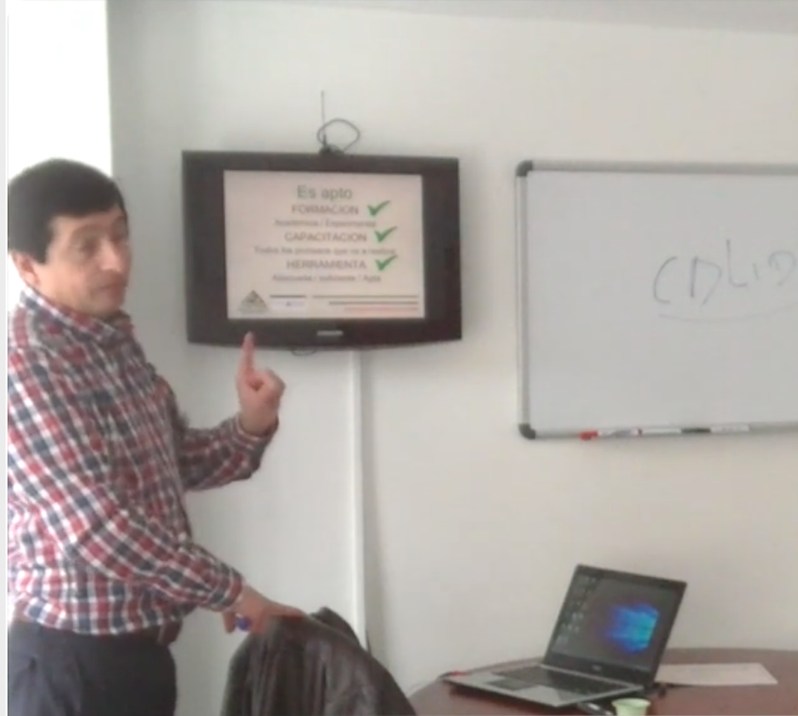 Capacitación de Costear con apoyo audiovisual y tablero
